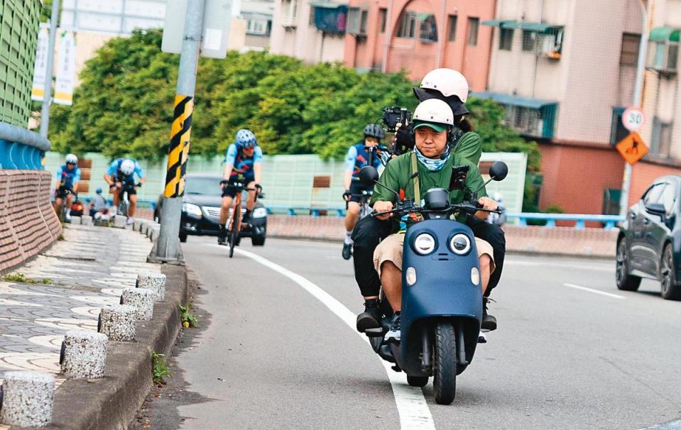 	製作團隊挑戰運動類型實境秀門檻，利用不同交通工具移動拍攝。（好看娛樂提供）