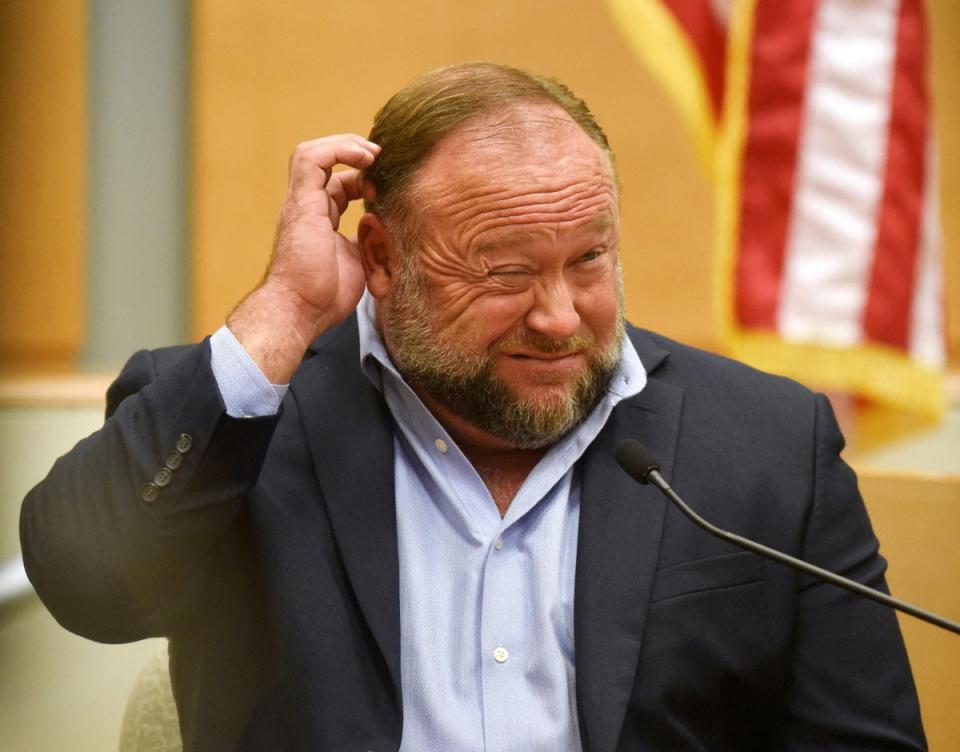 El fundador de Infowars, Alex Jones, sube al estrado para declarar (REUTERS)