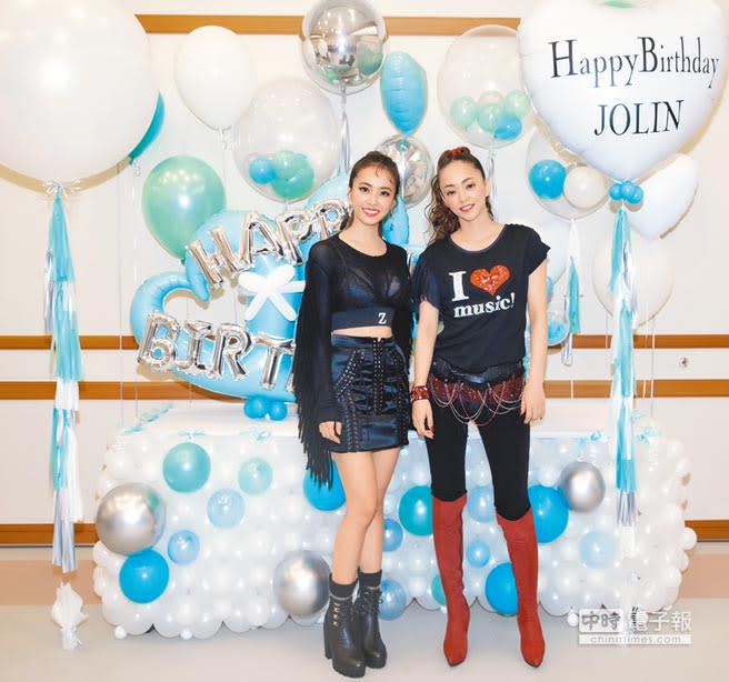 Jolin（左）與安室奈美惠留下珍貴合影。