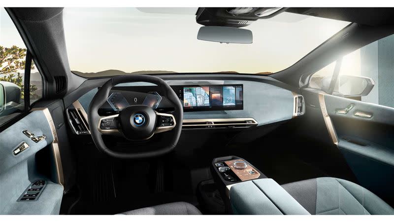 BMW iX導入品牌首見的六角形方向盤，與整合了儀表板及中控娛樂系統的大型懸浮式曲面螢幕。（圖／翻攝自BMW官網）