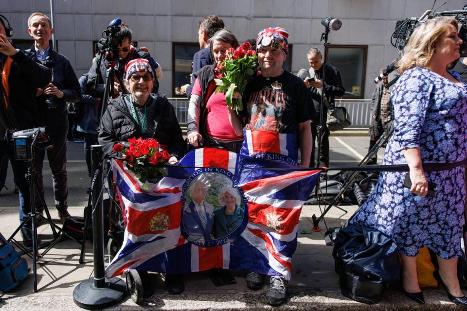 Los fans de la realeza John Loughrey (derecha), de 69 años, y Sky London, de 63, esperan emocionados la llegada de la pareja real (EPA)