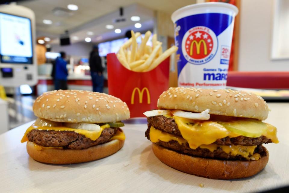 Ein McDonald’s Hamburger Royal, links, und Double Cheeseburger präsentieren sich in Atlanta mit frischem Rindfleisch. (AP Foto / Mike Stewart)