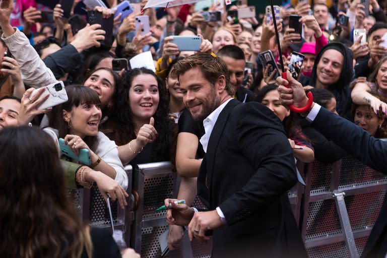 Chris Hemsworth desplegó su simpatía con las fans que se acercaron hasta el Callao City Lights en Madrid para la premiere de Misión de rescate 2