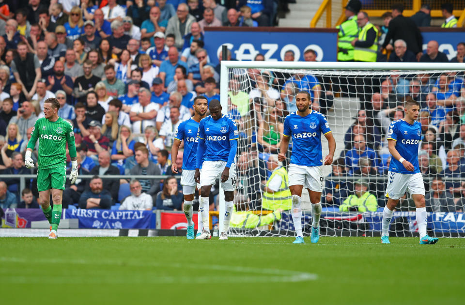 LIVERPOOL, ENGLAND - MAY 15: Everton players react after Brentford's second goal during the EPL match between Everton and Brentford at Goodison Park on May 15, 2022 in Liverpool, England. (Photo by Chris Brunskill/Fantasista/Getty Images)