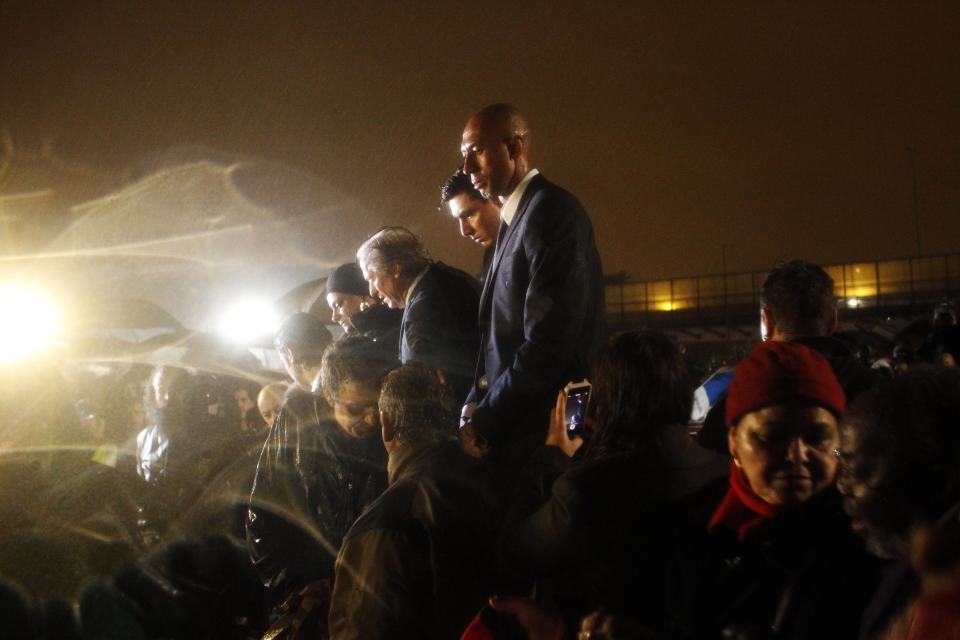 Benfica's players (C-L) Luisao and Oscar Cardozo, together with coach Jorge Jesus, pay respects to Portuguese soccer great Eusebio during his funeral at Lumiar cemetery in Lisbon January 6, 2014.