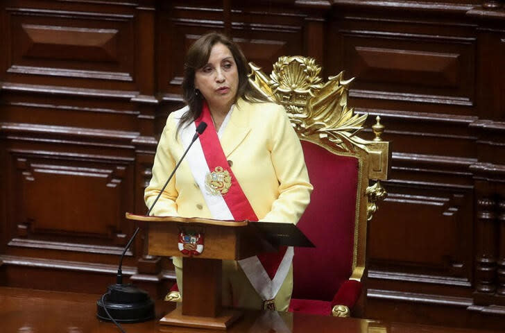 Dina Boluarte jura como presidenta de Perú hasta el 2026 en el Congreso en Lima, luego de que los legisladores destituyeran al ahora exgobernante Pedro Castillo por acusaciones de incapacidad morar para conducir el país y actos de corrupción. Diciembre 7, 2022. REUTERS/Sebastian Castaneda