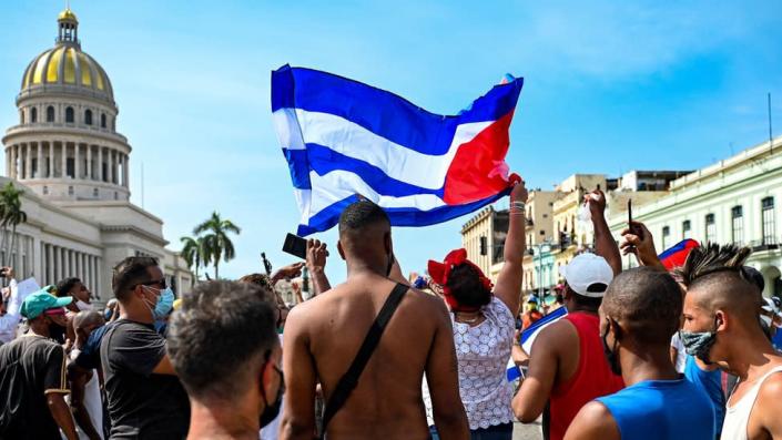 Des Cubains sont vus devant le Capitole de La Havane lors d'une manifestation contre le gouvernement le 11 juillet 2021