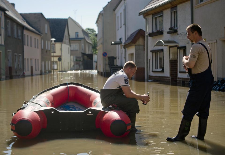 Unos voluntarios descansan junto a una balsa este jueves en una calle inundada de Calbe, en el centro de Alemania.