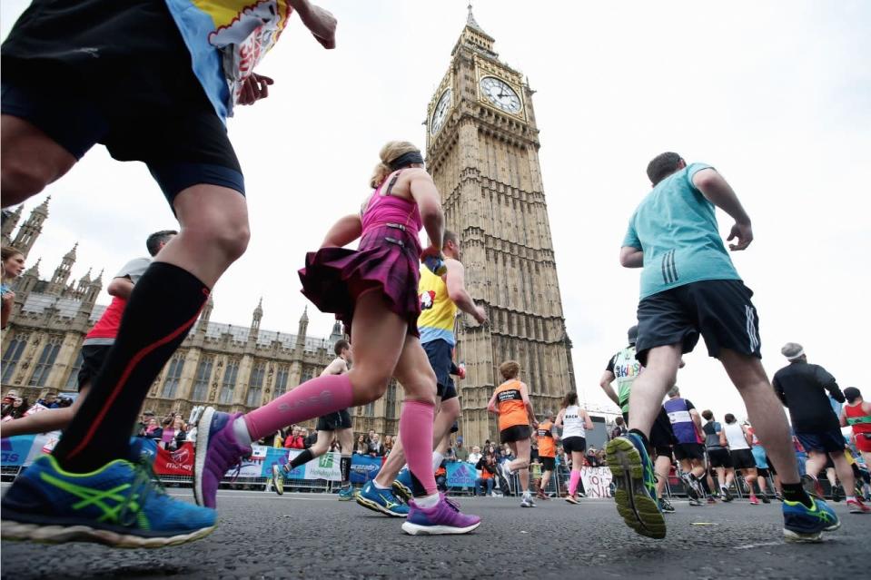 Läufer passieren beim „London Marathon“ den „Big Ben“-Turm in London.  (Bild: Joel Ford/Getty Images)