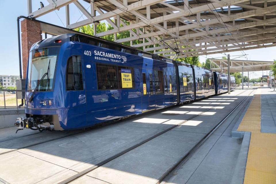 Uno de los nuevos trenes ligeros de piso bajo S700 de Sacramento Regional Transit espera a los viajeros en la estación Township 9 de Sacramento, el miércoles.