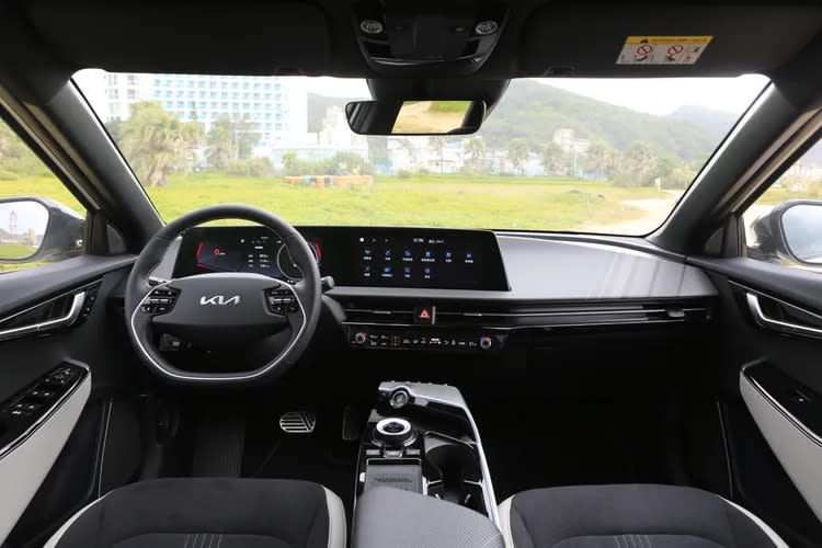 後現代精品氛圍的車艙中，EV6 GT-line增程版再加入了專屬的黑色頂篷、雙色內裝、D-Cut跑車方向盤等元素。林浩昇攝