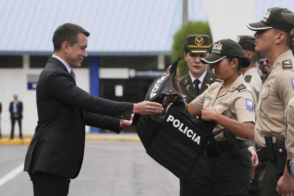 El presidente de Ecuador, Daniel Noboa, sujeta un chaleco antibalas en una ceremonia de entrega de equipamiento a la policía, en la escuela policía General Alberto Enríquez Gallo en Quito, Ecuador, el lunes 22 de enero de 2024. (AP Foto/Dolores Ochoa)