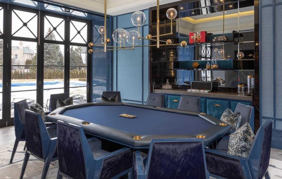 La sala de juegos cuenta incluso con una mesa de póquer. (Foto: <a href="http://www.realtor.ca/real-estate/22289649/246-pine-valley-cres-vaughan-east-woodbridge" rel="nofollow noopener" target="_blank" data-ylk="slk:Realtor;elm:context_link;itc:0;sec:content-canvas" class="link ">Realtor</a>).