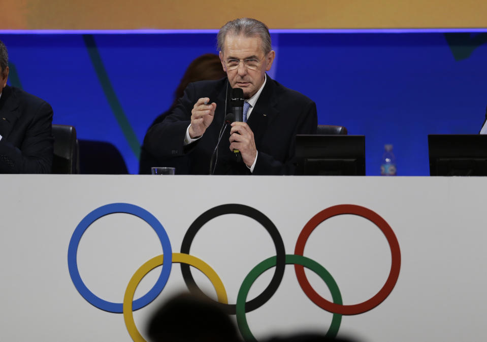 ARCHIVO - En esta foto del sábado 7 de septiembre de 2013, el presidente del Comité Olímpico Internacional Jacques Rogge durante una sesión del movimiento olímpico en Buenos Aires, Argentina. El COI ha informado que Rogge ha fallecido a los 79 años de edad. (AP Foto/Natacha Pisarenko)