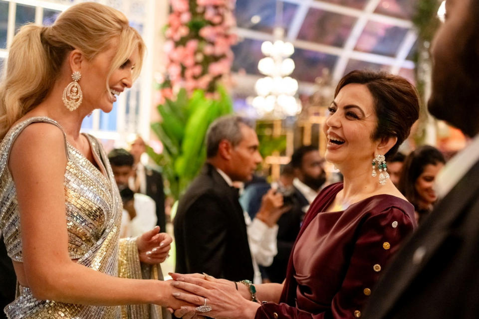 Nita Ambani, Mutter der zukünftigen Bräutigams, genießt einen Moment mit Ivanka Trump. (Bild: Reuters)