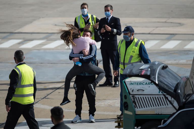 Arribo de Messi y sus compañeros Lo celso y Di Maria al Aeropuerto de Rosario, messi fue recibido por su familia y se fundio en un abrazo con su pareja Antonella Roccuzzo.