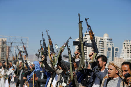 Armed Houthi followers raise their rifles at a gathering showing support for their movement in Sanaa, Yemen December 19, 2018. REUTERS/Khaled Abdullah