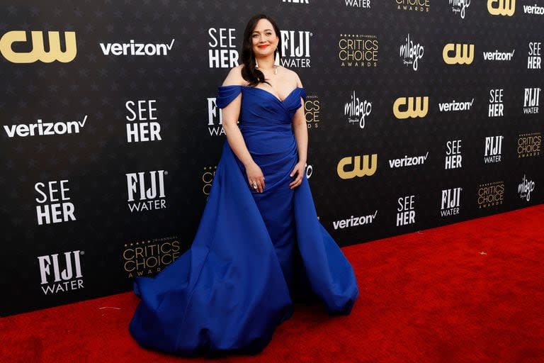 Lily Gladstone, protagonista de Los asesinos de la luna, deslumbró con un vestido largo voluminoso con cola en color azul cobalto de Christian Siriano. La actriz completó el look con unos importantes aros colgantes