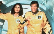 Der Titel verrät es: In "Moonraker - Streng geheim" ging es 1979 für Roger Moore ins All. 007 muss den Plan des Industrie-Tycoon Hugo Drax vereiteln, der die Weltbevölkerung eliminieren und durch eine ausgewählte Gruppe von Menschen ersetzen will. CIA-Agentin Holly Goodhead (Lois Chiles) hilft Bond bei seiner Mission, die beim Publikum auf viel Begeisterung stieß. (Bild: ARD / Degeto)