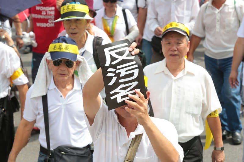 20160903-SMG0045-008-九三大遊行，第一縱隊退伍軍人，大安森林公園人潮。（顏麟宇攝）.jpg