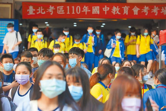 台灣師範大學心測中心副主任曾芬蘭表示，考題雖為「未成功的物品展覽會」，乍看題意好像是負面的意思，但學生反思挫敗，抒發期待或想望，題目充滿正面意義。（張鎧乙攝）