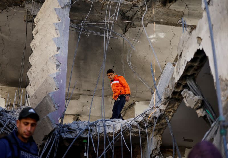 Un niño palestino reacciona en el lugar de un ataque israelí contra una casa, en medio del actual conflicto entre Israel y el grupo islamista palestino Hamás, en Ráfah, en el sur de la Franja de Gaza