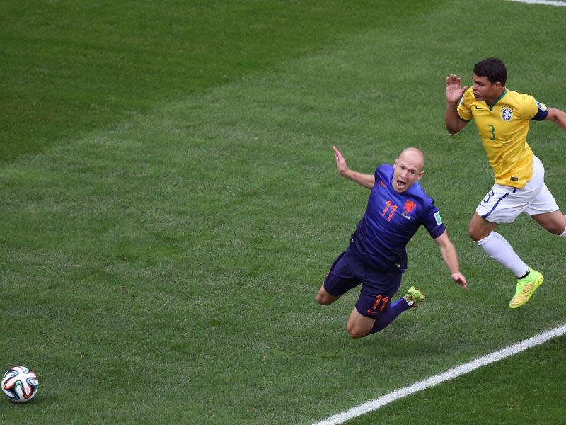 Arjen Robben fiel aber erst im Strafraum - Elfmeter für die Niederlande. Fotro: Fernando Bizerra Foto: Fernando Bizerra Jr