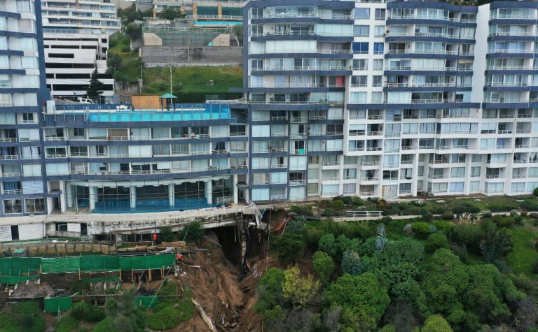 Vista aérea de un edificio cuya estabilidad está amenazada por un agujero abierto debido a las intensas lluvias en Reñaca, Viña del Mar, Chile, el 12 de junio de 2024. (RODRIGO ARANGUA)