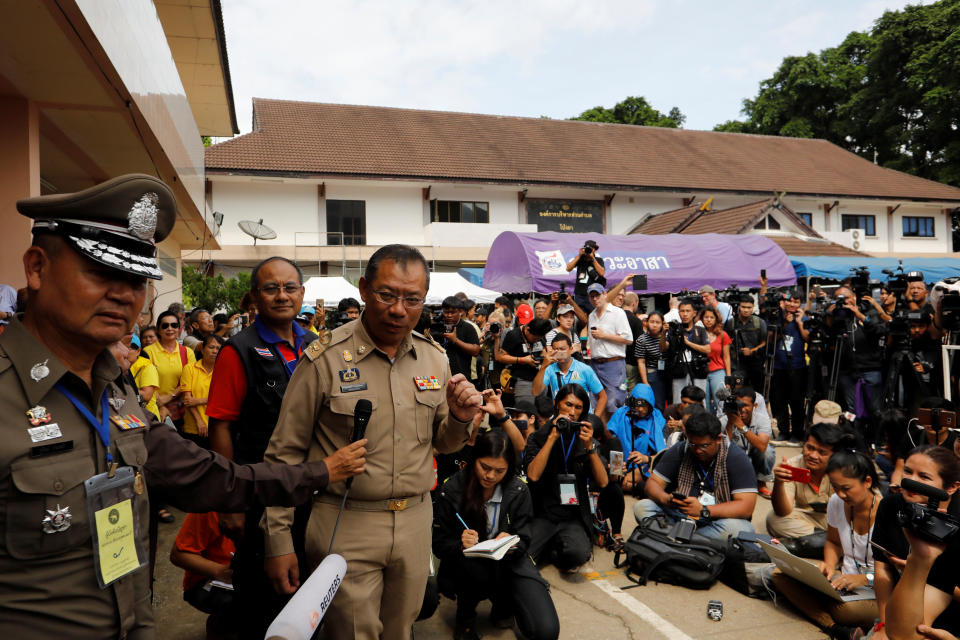 Narongsak Osottanakorn, gobernador de Chiang Rai, dio el visto bueno a la extracción tras la inmersión del sábado del doctor Harris y el resto del equipo. Cuatro niños fueron rescatados con éxito el domingo. (Foto: REUTERS/Tyrone Siu)