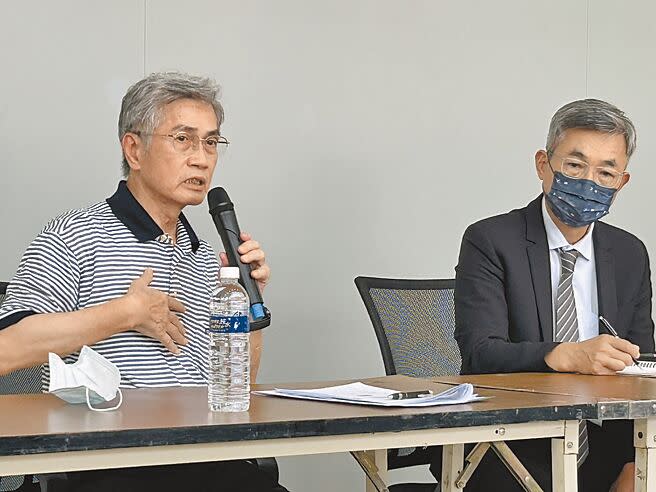 明揚遭勒令停工，董座劉安晧（左）26日在屏東舉行記者會，表示已成立5億信託基金。（謝佳潾攝）