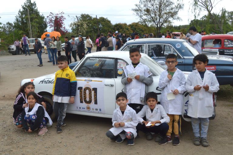 Alumnitos de una de las escuelas de Alijilán, Catamarca, delante del pequeño BMW De Carlo Coupé 700 que cada año interviene en el GPAH con el bragadense Marcelo Pérez de Rosa al volante.