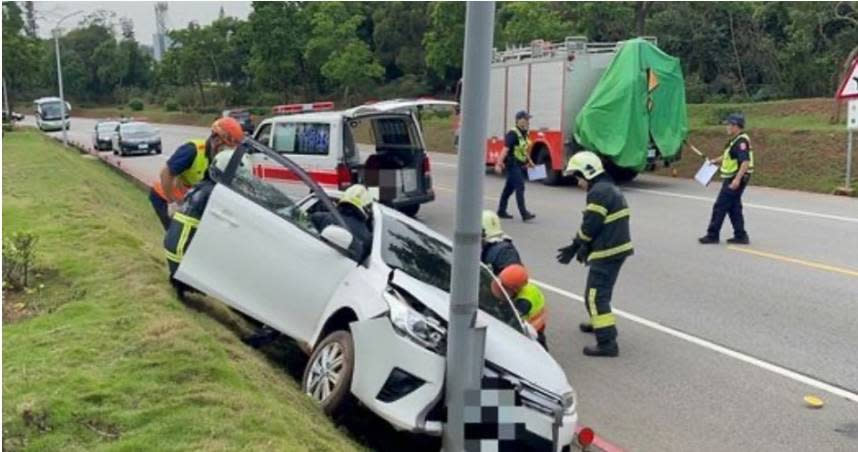 金門發生離奇車禍，駕駛為閃避流浪狗，轎車失控自撞路燈燈桿，導致駕駛受困車內，消防局獲報到場，順利將人救出，送醫後並無大礙。（圖／翻攝畫面）