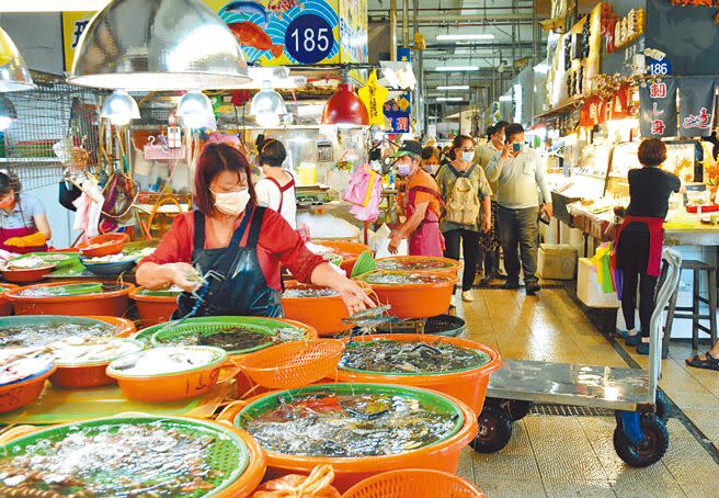 屏東東港華僑市場魚貨新鮮、價格實在，成為饕客選購首選。（林和生攝）