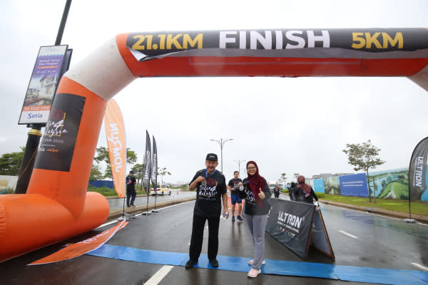 [SETIA] S P Setia’s Chairman YAM Tan Sri Syed Anwar Jamalullail joins the crowd to finish the 5km fun run with Dato’ Merina Dato’ Merina binti Abu Tahir