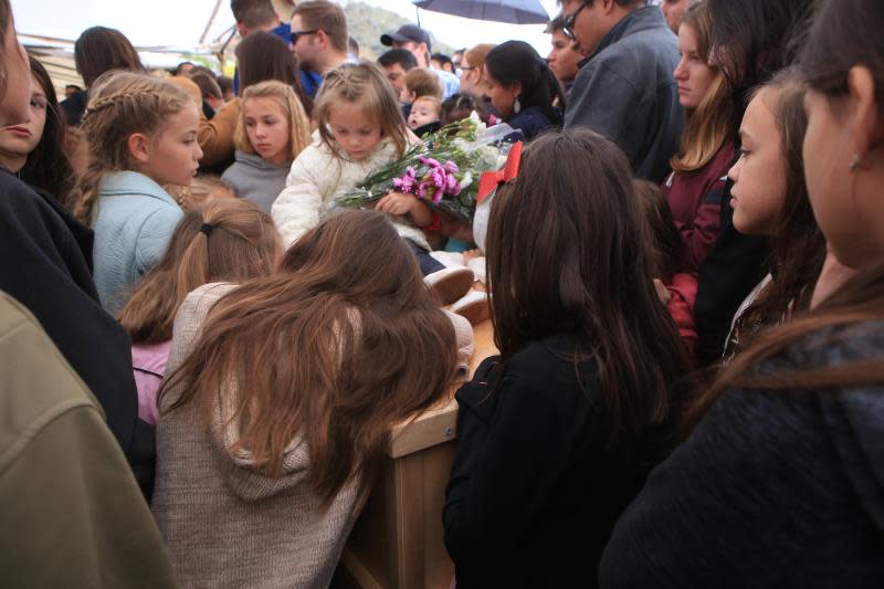 Familiares y amigos asisten al funeral de las nueve personas víctimas de una masacre este viernes en el estado de Sonora (México). EFE/Luis Torres