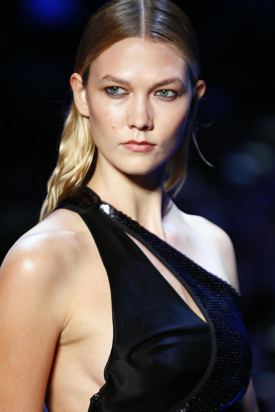 FILE - This Oct. 1, 2016 file photo shows Karlie Kloss wearing a creation for Mugler's Spring-Summer 2017 Ready to Wear fashion collection in Paris. Kloss is apologizing for appearing in a fashion spread in Vogue’s diversity issue styled as a geisha. The model, who has Danish and German roots, was photographed by Mikael Jansson in a black wig and wears a kimono in one shot and poses beside a sumo wrestler in another. In its introduction, Vogue writes that the spread is “paying homage to geisha culture.” (AP Photo/Francois Mori, File)