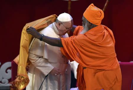 Pope Francis receives a saffron-coloured robe from Hindu Ndu-Kurukkal SivaSri T. Mahadeva (R) during the Interreligious Encounter at the Bmich in Colombo January 13, 2015. REUTERS/Ettore Ferrari/Pool