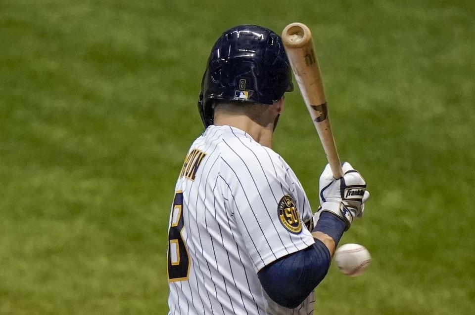 Ryan Braun, de los Cerveceros de Milwaukee, es golpeado por un lanzamiento en el segundo juego de una doble cartelera ante los Cardenales de San Luis, el miércoles 16 de septiembre de 2020 (AP Foto/Morry Gash)