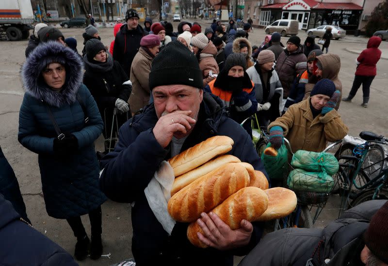 Residentes locales reciben ayuda humanitaria durante el conflicto entre Ucrania y Rusia en la ciudad de Volnovakha