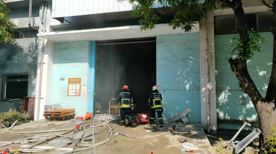 漢翔航空工業公司位於台中市西屯區的廠區，29日上午發生火警，消防局獲報到場搶救，初步調查為廠內粉塵集塵器起火燃燒。（民眾提供）