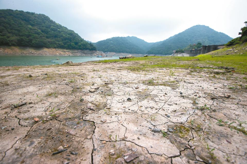 石門水庫昨天蓄水率降至百分之廿四，比三年前「百年大旱」同時期的百分之廿七還低，目前每天仍先經過電廠發電後再排放至桃園大圳供應用水；若持續缺水，恐影響桃園一期稻作「抽穗」所需用水，圖為石門水庫現況。記者季相儒／攝影