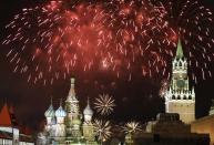 Fireworks explode in the sky during New Year celebrations in Moscow's Red Square January 1, 2014. REUTERS/Tatyana Makeyeva (RUSSIA - Tags: ANNIVERSARY SOCIETY CITYSCAPE)