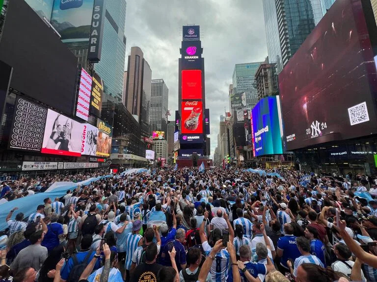 Copa América 2024: miles de argentinos se juntaron en Times Square para alentar a la selección y saludar a Messi en su cumpleaños