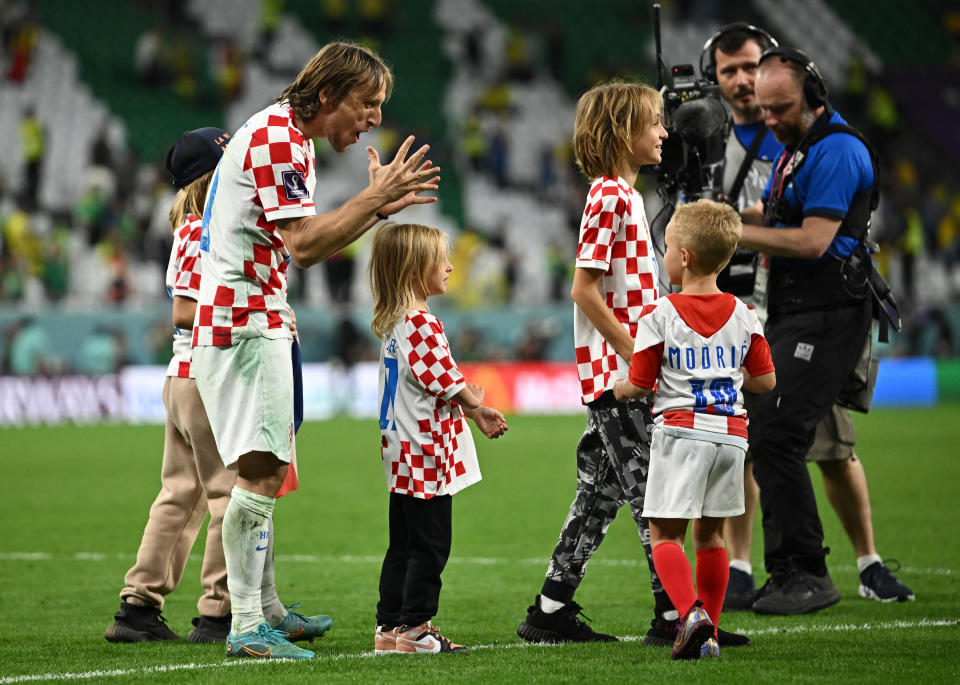 Modric festejando junto a su familia el boleto a Semifinales de Qatar 2022. (REUTERS/Dylan Martinez)