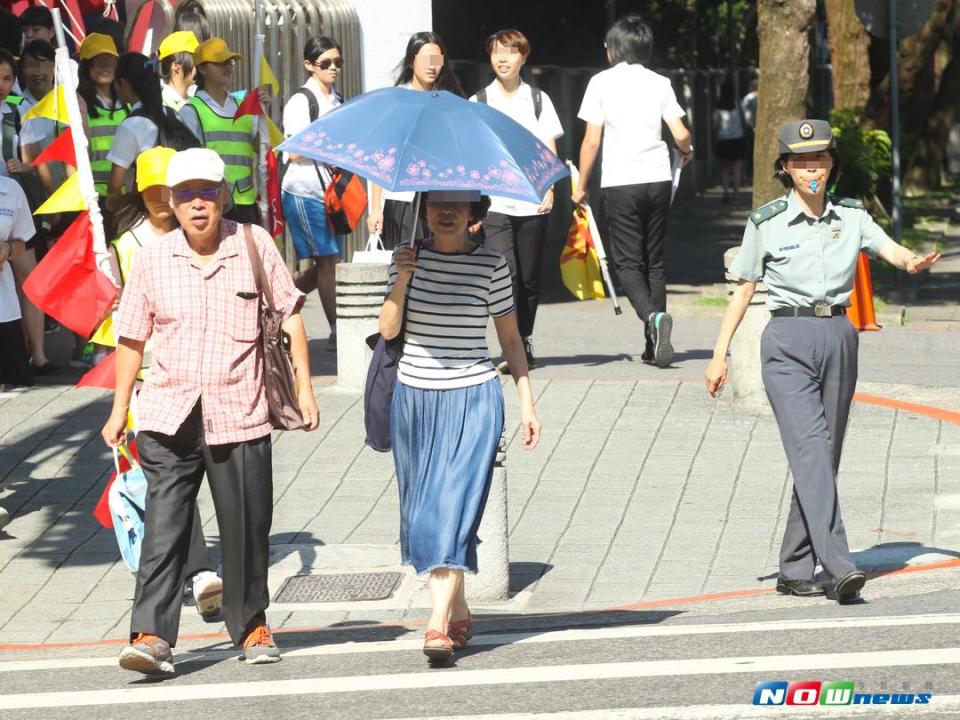 ▲今(30)日由於受到低壓外圍雲系接近的影響，台灣東半部地區一整天都不定時會有局部短暫陣雨發生，提醒民眾留意。（圖／NOWnews）