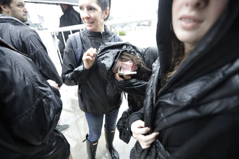 Las fans de Taylor Swift durante la espera bajo la lluvia para ingresar al recital, en el estadio Monumental