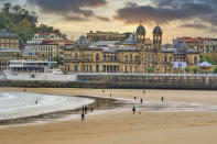 <p>La otra gran capital vasca, San Sebastián, es la ciudad española más cara para vivir de alquiler. Aquí el precio medio se sitúa en los 15,5 euros al mes por metro cuadrado y la tendencia es al alza. Durante el 2021 aumentó en un 3,3%, solo por detrás de Valencia y Murcia. (Foto: Getty Images).</p> 