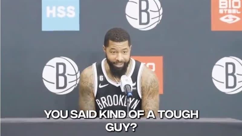 莫里斯哥（Markieff Morris）在媒體日上被記者稱做「還算剽悍」，他當場變臉並說：「你剛剛是說還算剽悍嗎？」嚇得那名記者連忙道歉：「非常剽悍，不好意思」。（圖／翻攝自籃網推特）