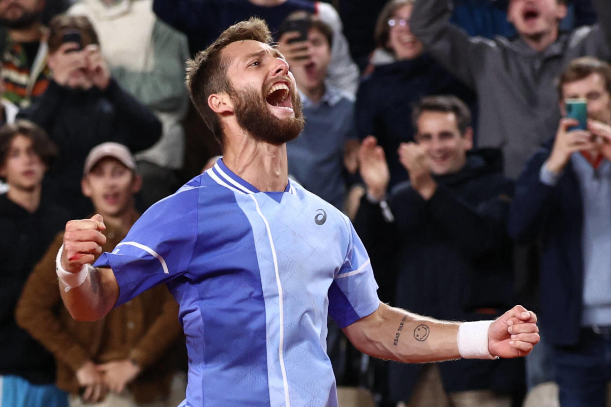 Explosion de joie pour le Français Corentin Moutet vendredi soir à Roland Garros, devant un public en fusion pour célébrer l’une des rares éclaircies du tennis français. 