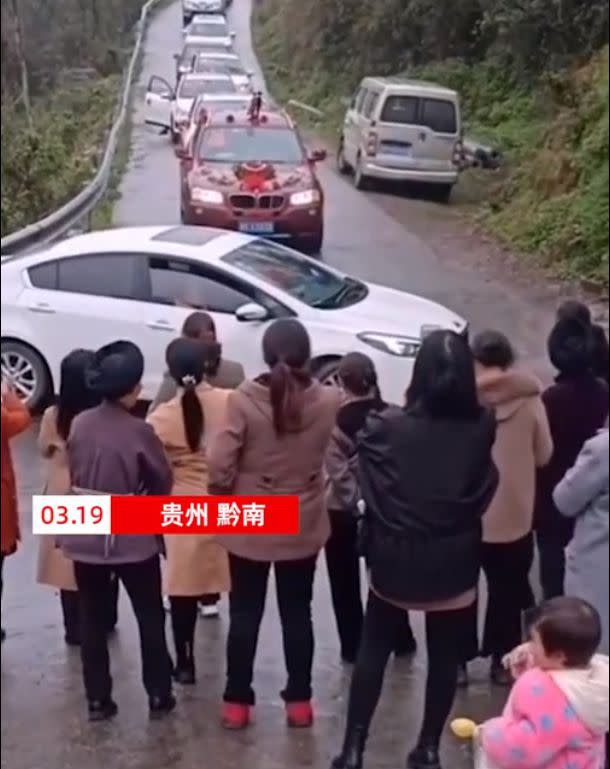 禮車隊伍要開進村子，卻被眾多婦女用肉身阻攔。（圖／翻攝自網易新聞）